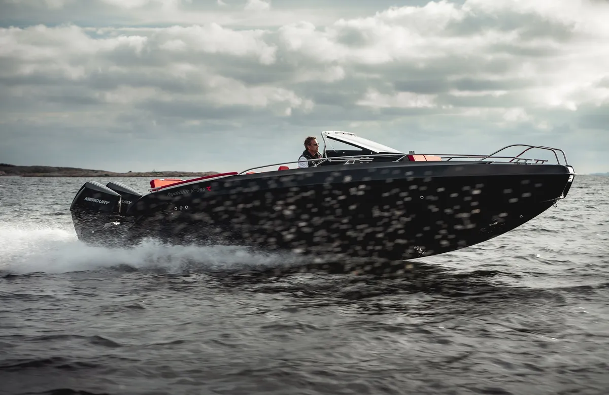 Hydrolift X-26 S: Speedboat cruising at sea