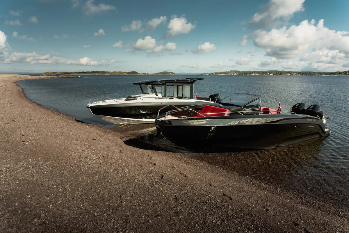 Hydrolift X-27 SUV: Zwei Boote am Strand