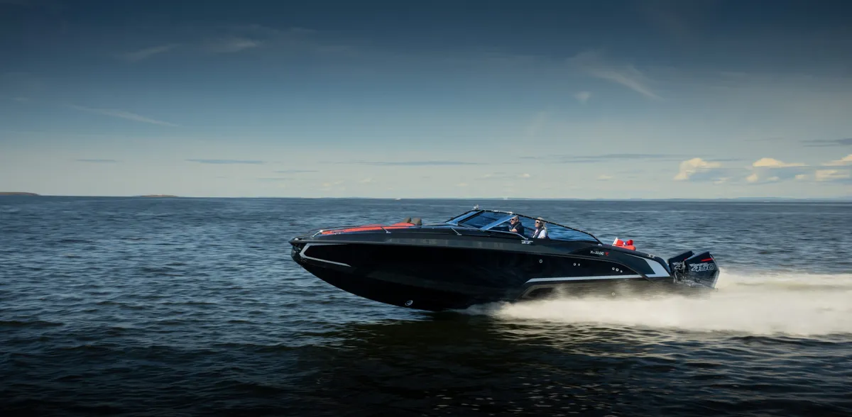 Hydrolift X-32 DC: Ein schwarzes Schnellboot fährt auf dem Meer