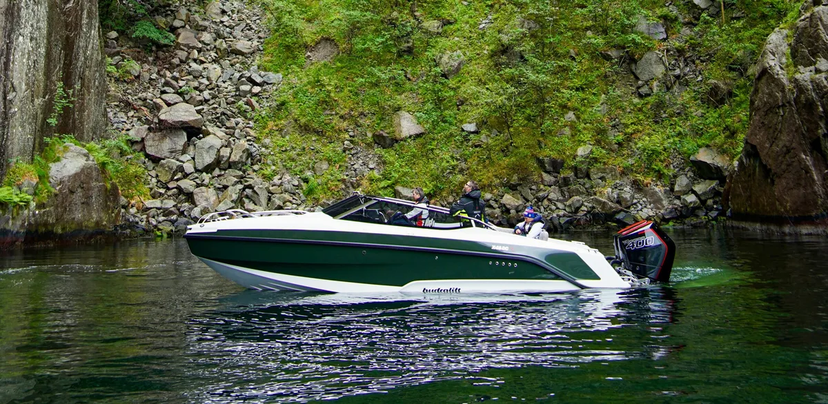 Hydrolift X-32 DC: Boat cruising between rocks