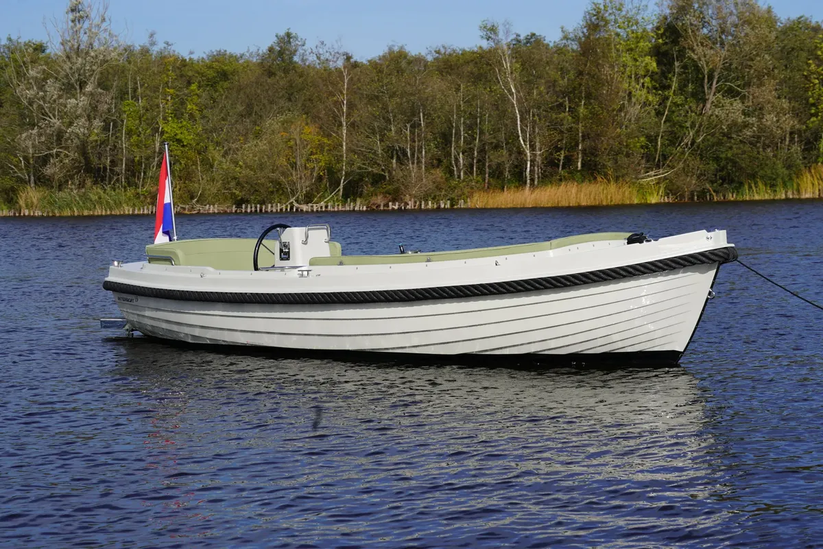 Interboat 19: Seitenansicht vor Anker