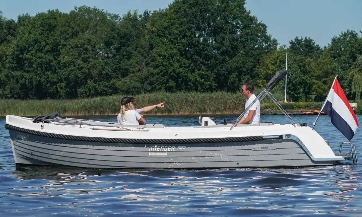 Interboat Intender 700: Seitenansicht während der Fahrt