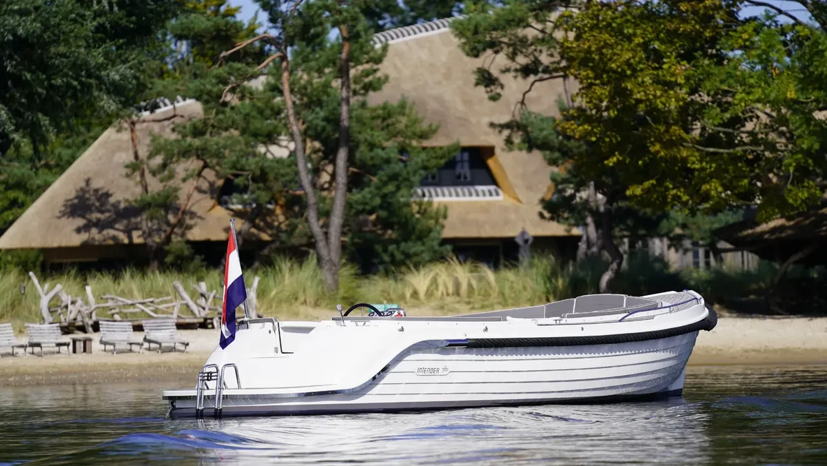 Interboat Intender 780: Seitenansicht an Land
