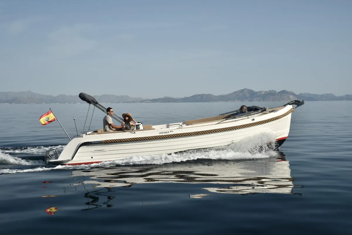 Interboat Intender 820 ES: Side view whilst cruising