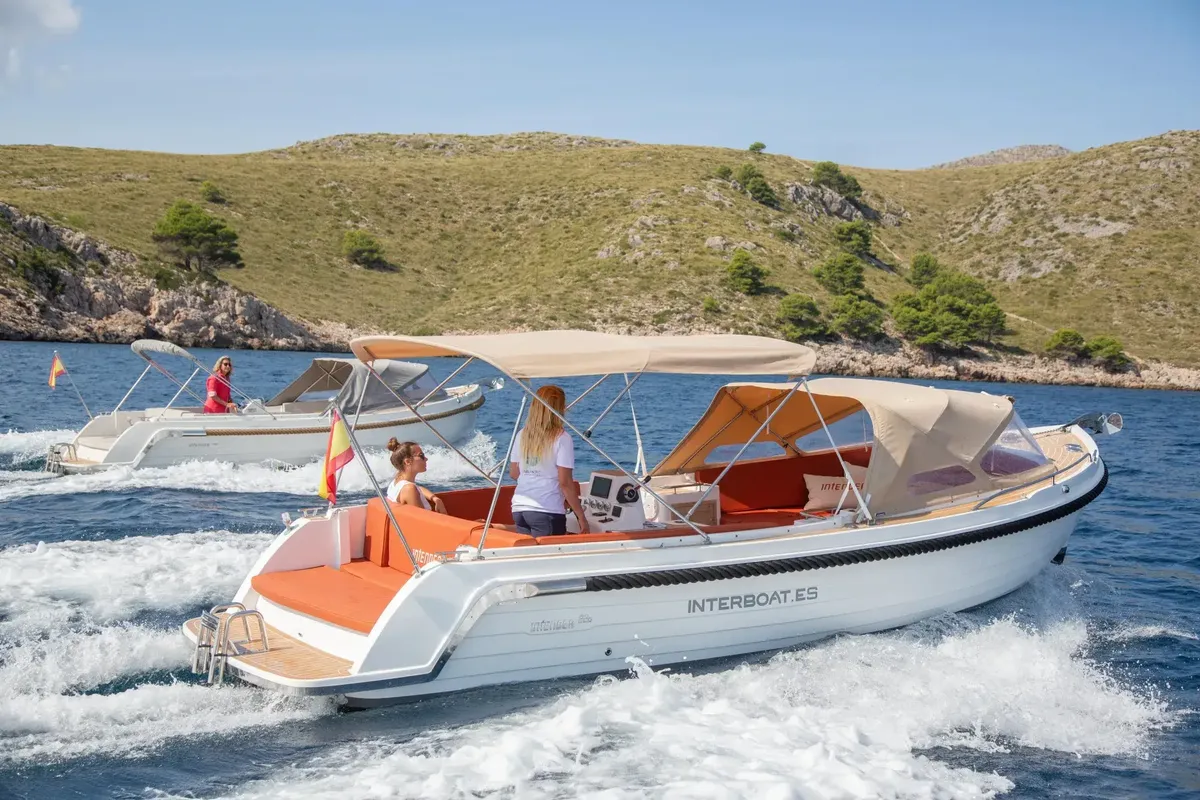 Interboat Intender 820: Unterwegs mit Bimini