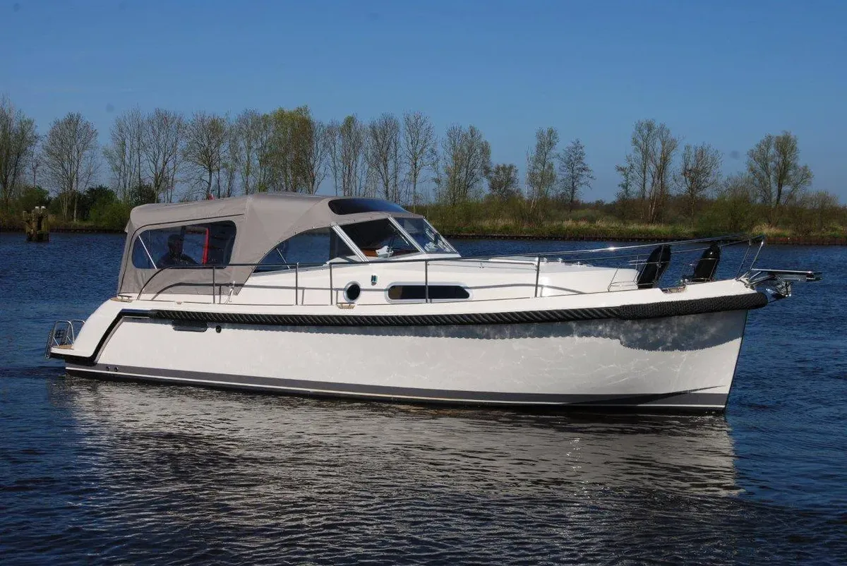 Interboat Intercruiser 32: Seitenansicht vor Anker