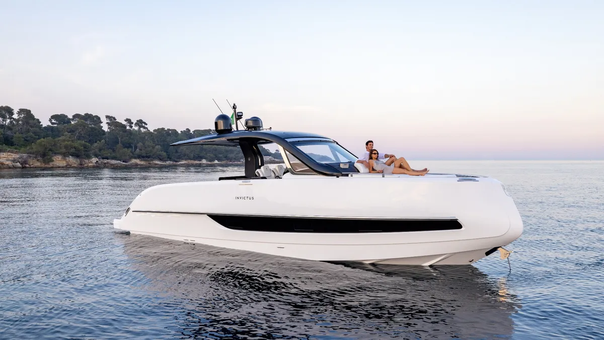 Invictus Yacht TT420: Ein Boot auf dem Meer mit einem Paar