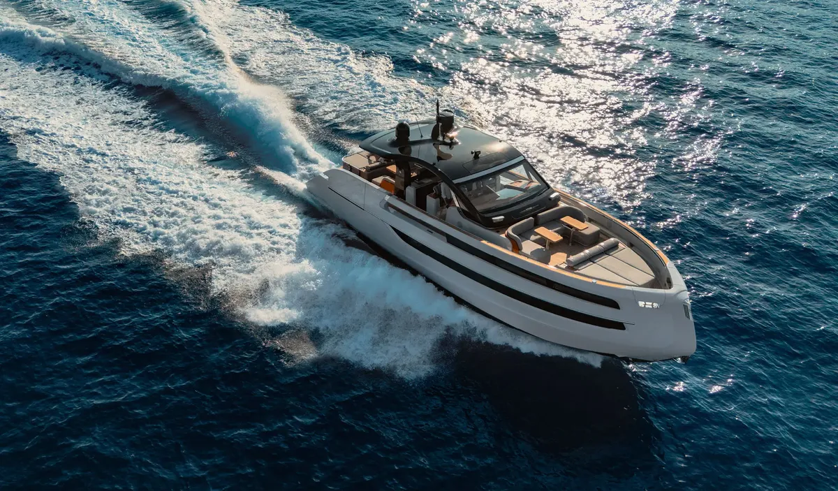 Invictus Yacht TT550: Ein Boot, das auf dem Meer fährt und eine Heckwelle hinter sich herzieht