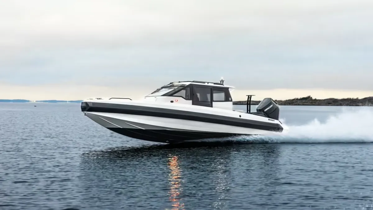 IRON Boats 827 Coupe: Ein weißes Boot, das auf dem Meer fährt