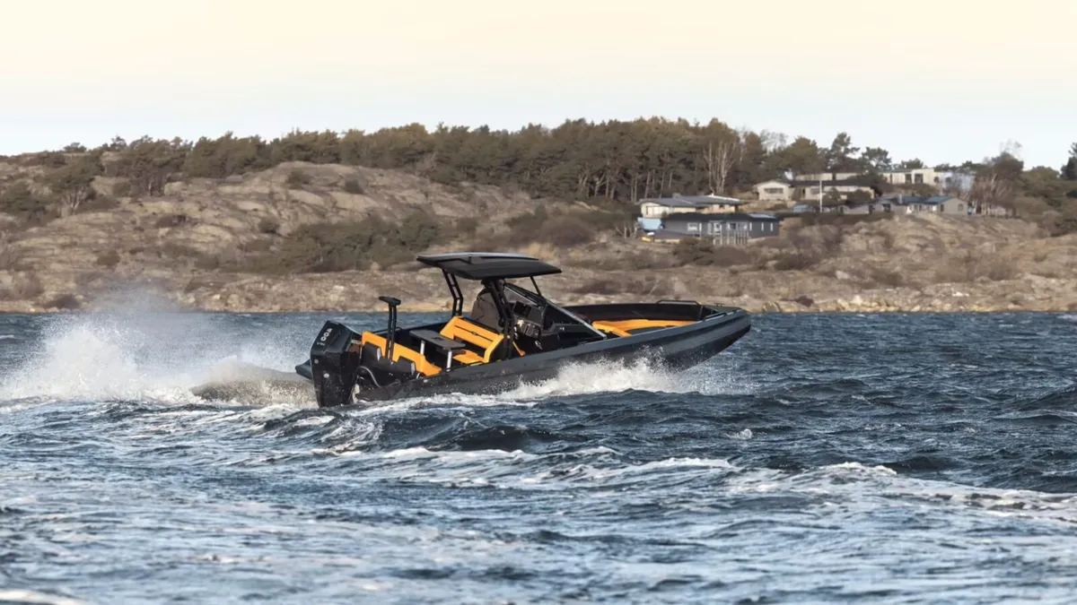 IRON Boats 827: Schnellbootfahrt auf dem Meer