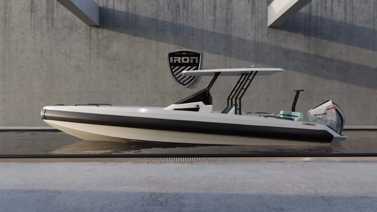 IRON Boats 827: White speedboat, side view, studio shot