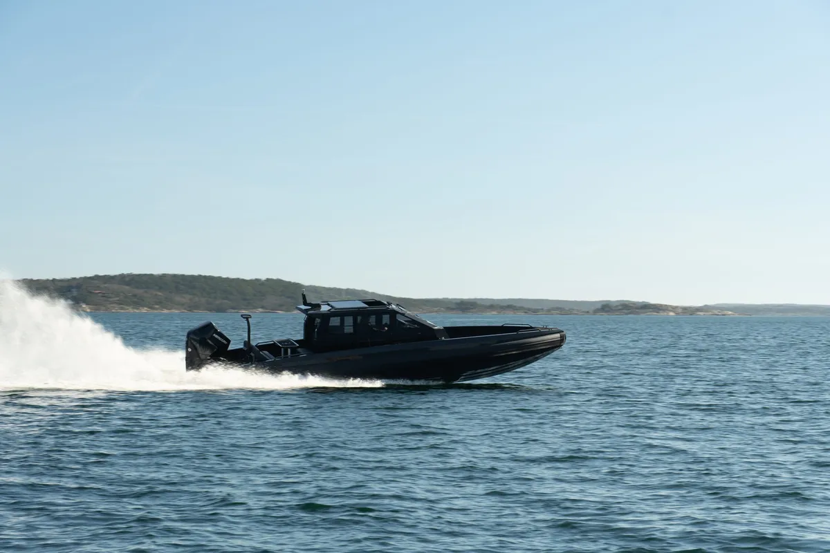 IRON Boats 907 Coupe: Ein schwarzes Schnellboot fährt auf dem Meer