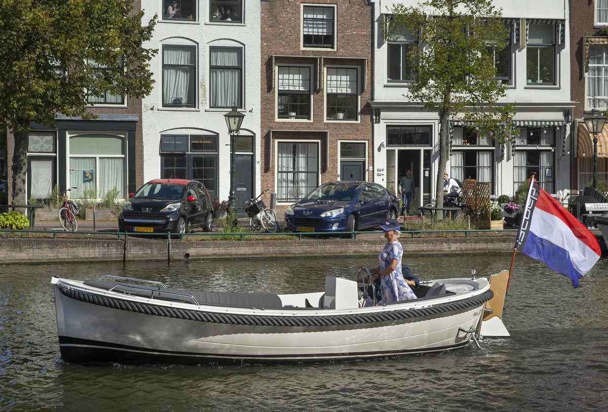 iSloep 585: Boat cruising on a canal