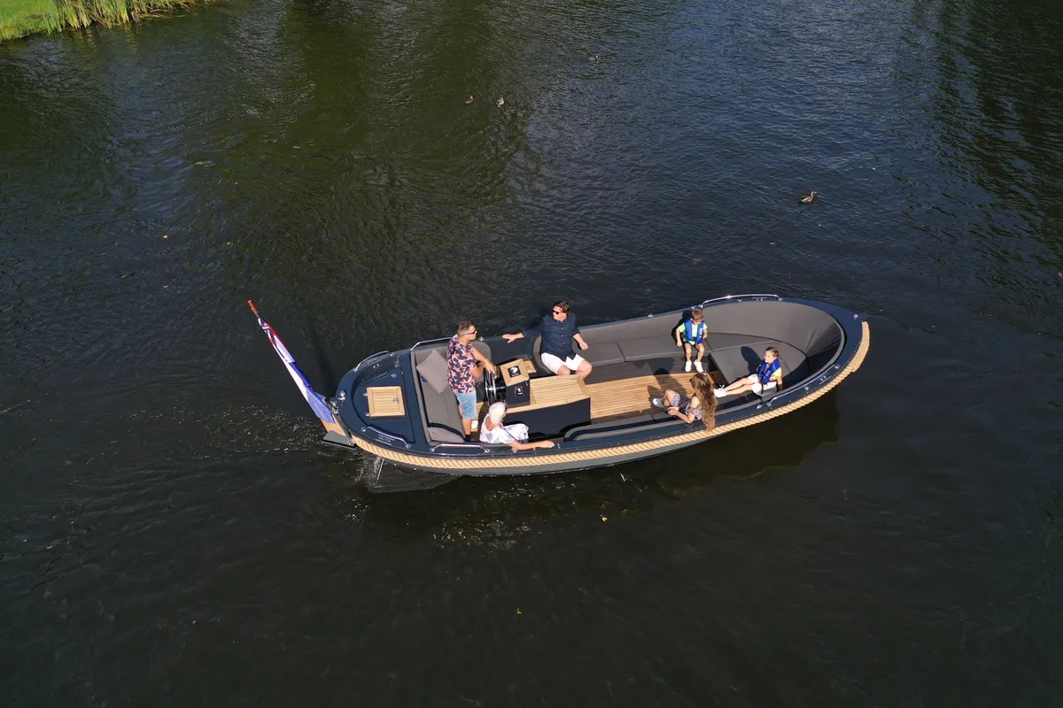 iSloep 735: Ein Boot mit einer Familie auf dem Wasser