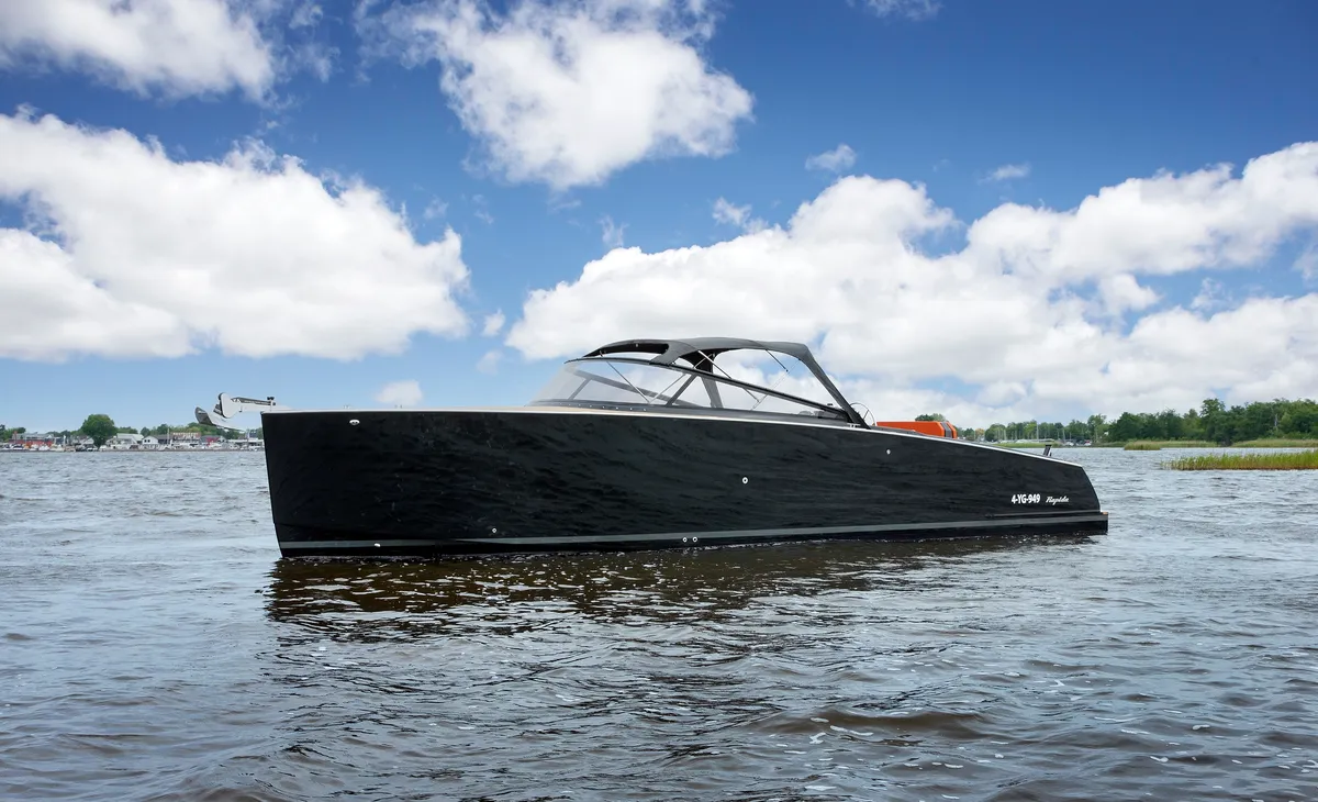 iSloep Rapida 1090: Black motorboat cruising on the water