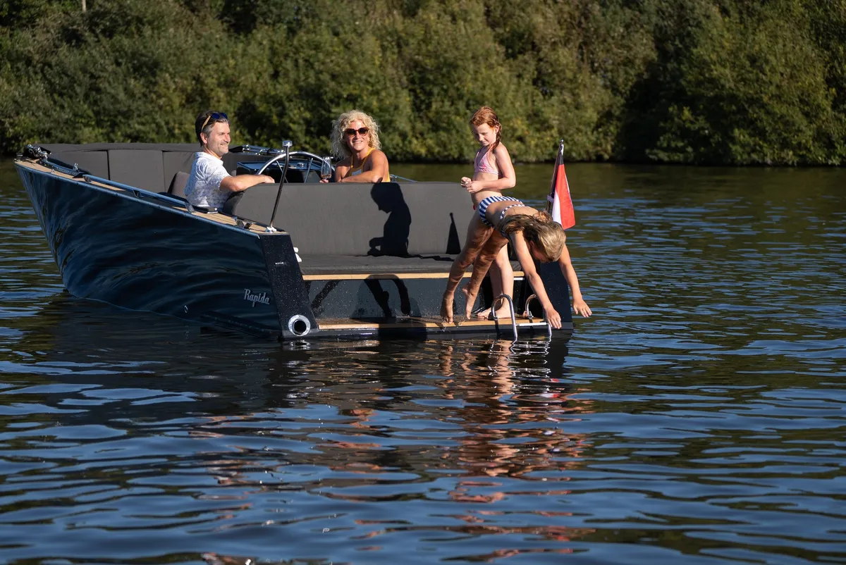 iSloep Rapida 650: Eine Familie auf einem Boot am Wasser