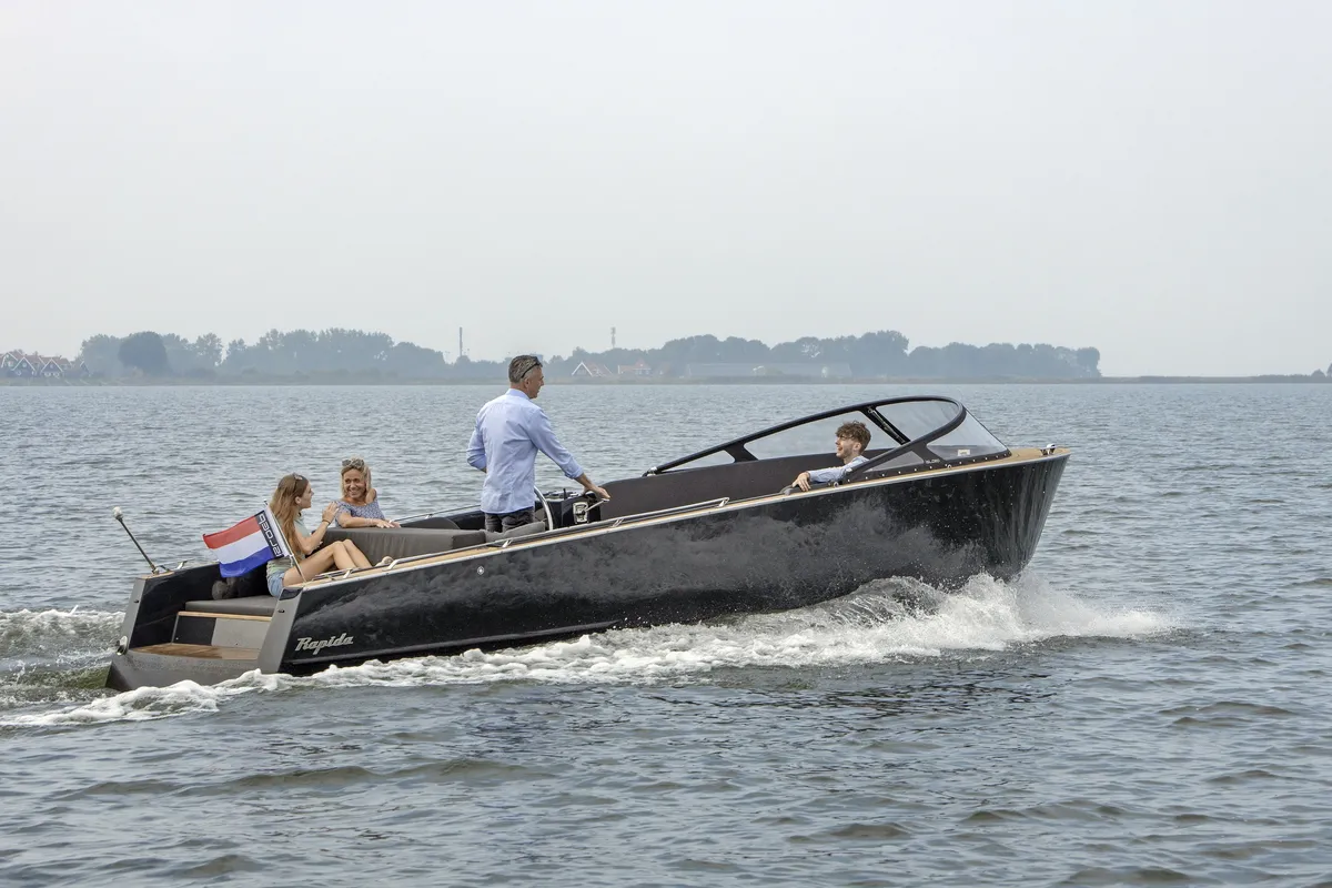 iSloep Rapida 750: Sloop cruising on a lake with passengers