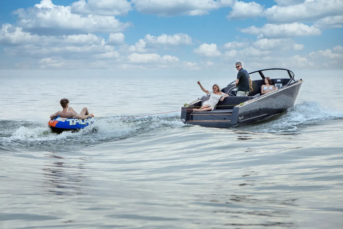 iSloep Rapida 750: Schnellboot mit einem Schlauch auf dem Meer