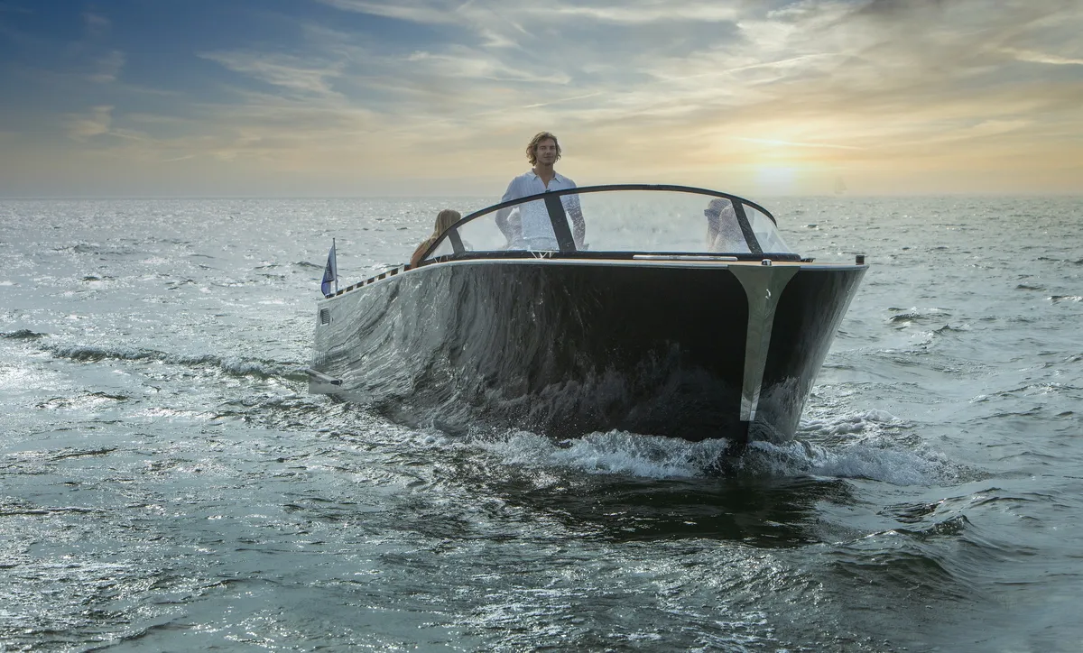 iSloep Rapida 990: Bootsfahrt auf dem Meer bei Sonnenuntergang