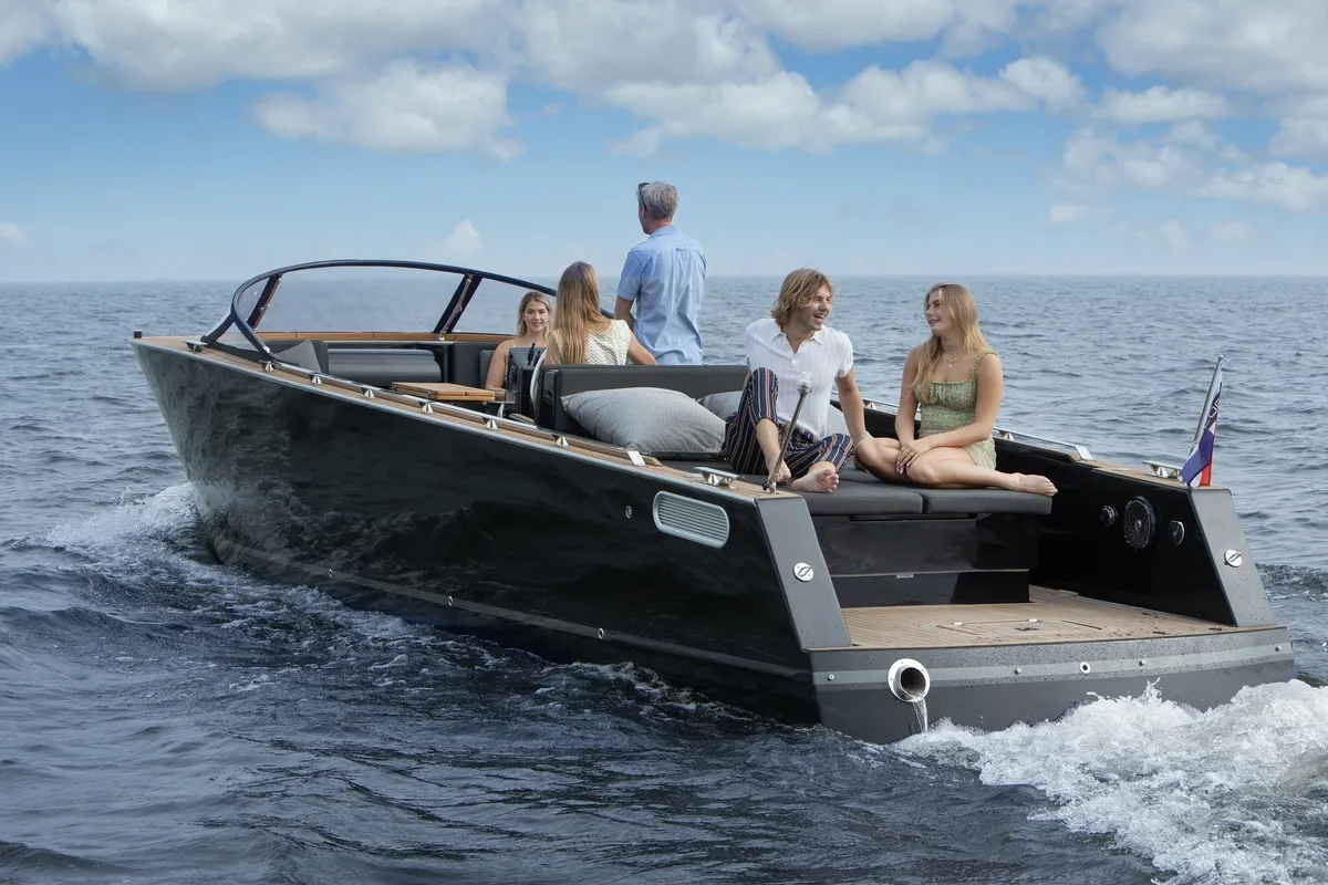 iSloep Rapida 990: Boat cruising with people on board
