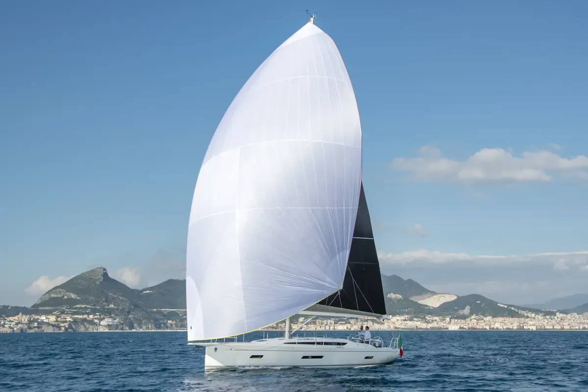 Italia Yachts 12.98: In Fahrt mit Gennaker