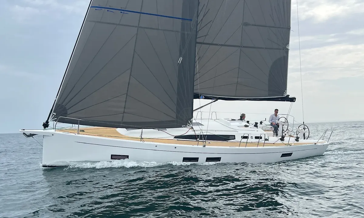 J/Boats 40: Segelboot mit großen Segeln auf dem Meer