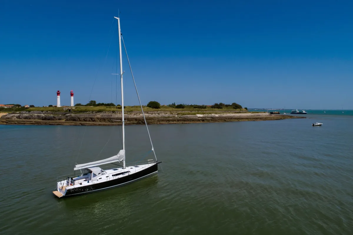 J/Boats 45: Voilier à l'ancre près de phares