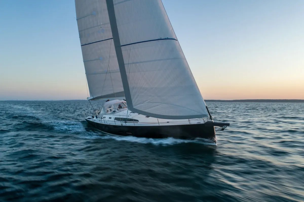 J/Boats 45: Segelboot auf dem Meer