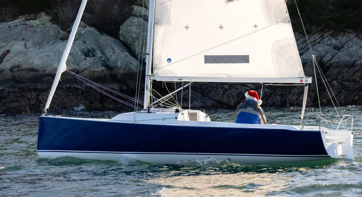 J/Boats 7: Sailing boat sailing near rocks