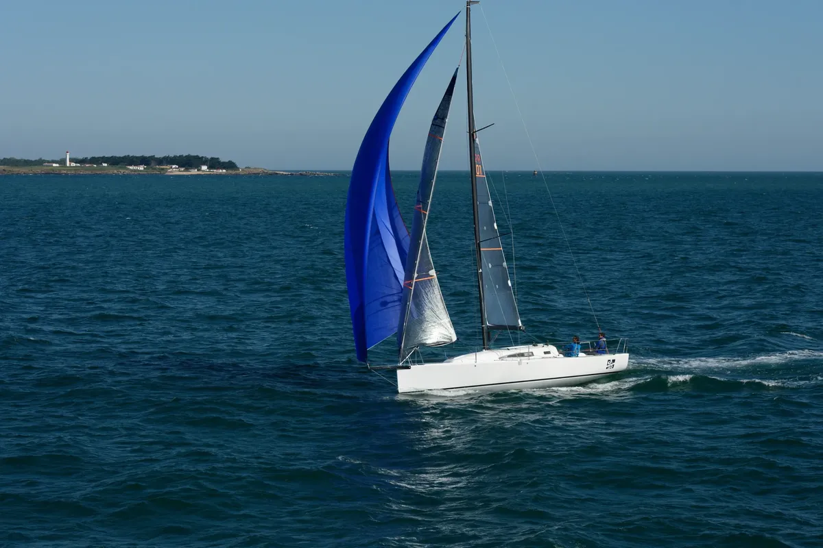 J/Boats 99: Segelboot mit blauem Spinnaker auf dem Meer