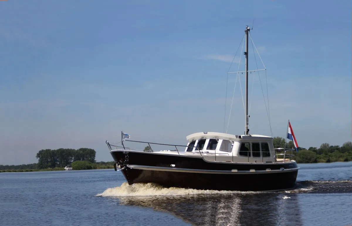 Jachtwerf Oost Oostvaarder 1100 OK: Motorboat cruising on the water
