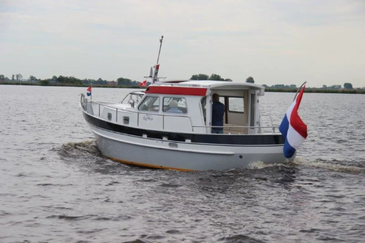 Jachtwerf Oost Oostvaarder 900 Hybride: Boat cruising on water