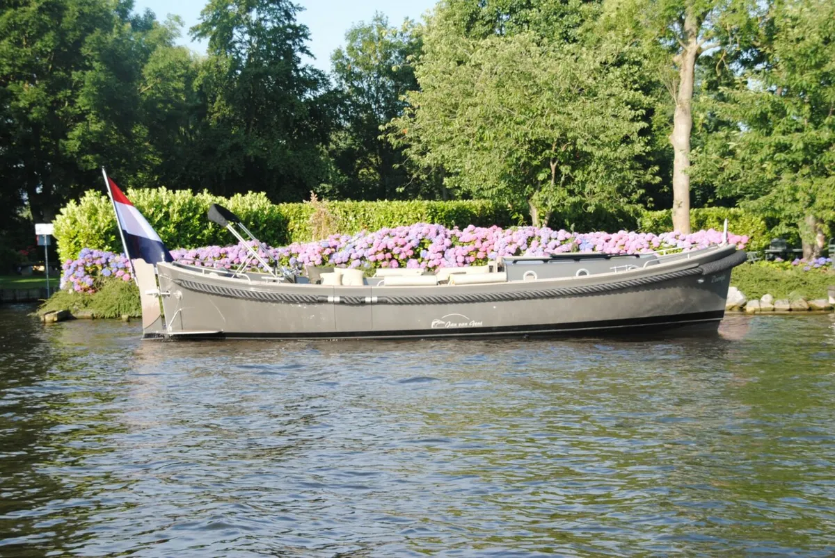 Jan van Gent JVG 10.35 Cabin: Ein Boot, das neben Blumen vor Anker liegt