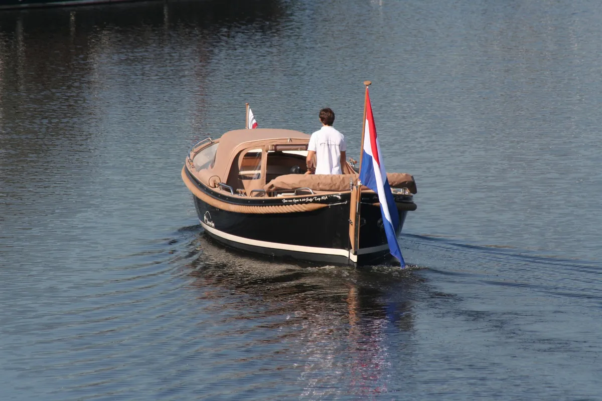 Jan van Gent JVG 8.20 Soft Top: Sloop cruising on the water