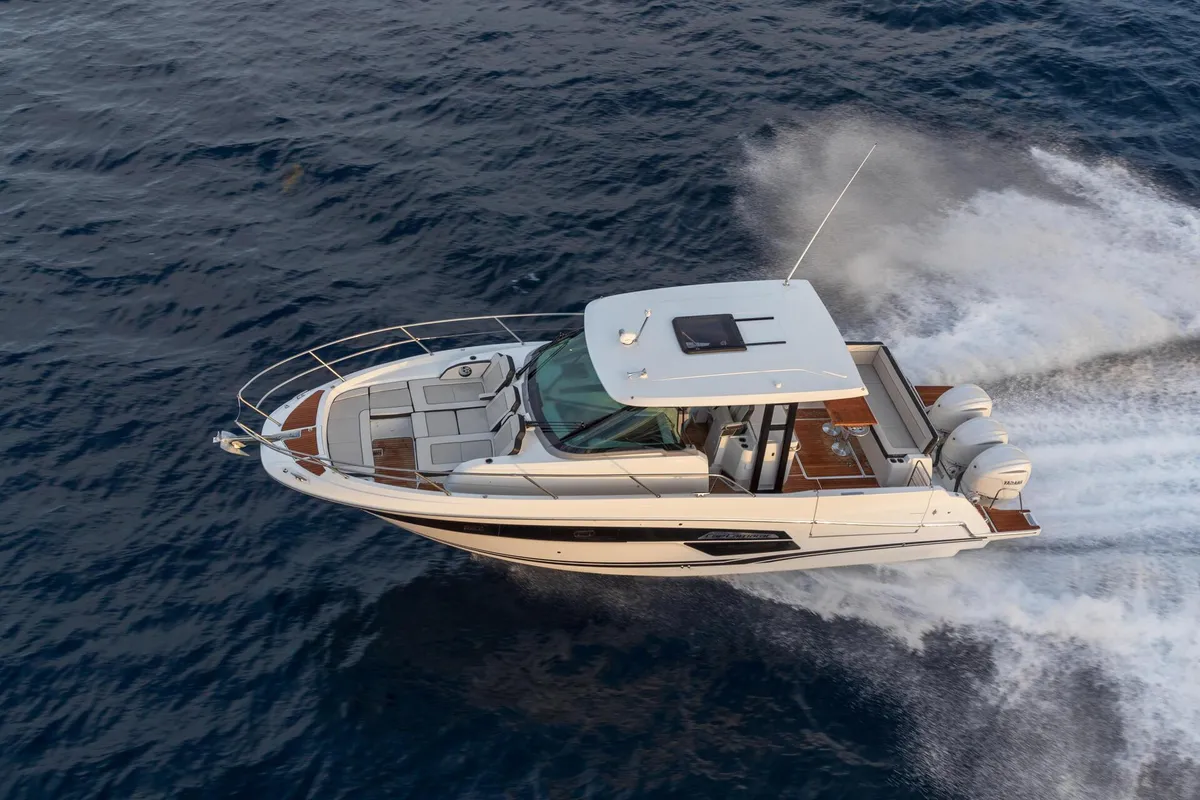 Jeanneau Cap Camarat 12.5 WA: Boat cruising at sea