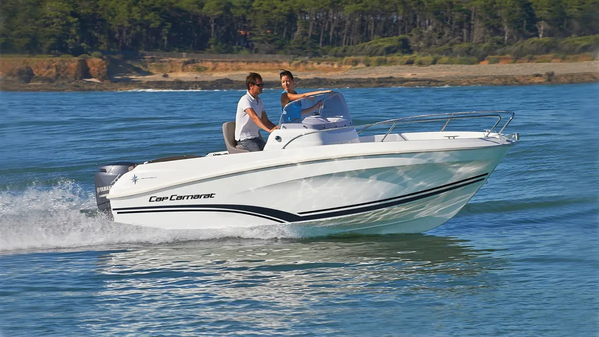 Jeanneau Cap Camarat 5.5 CC: Boat cruising at sea with passengers