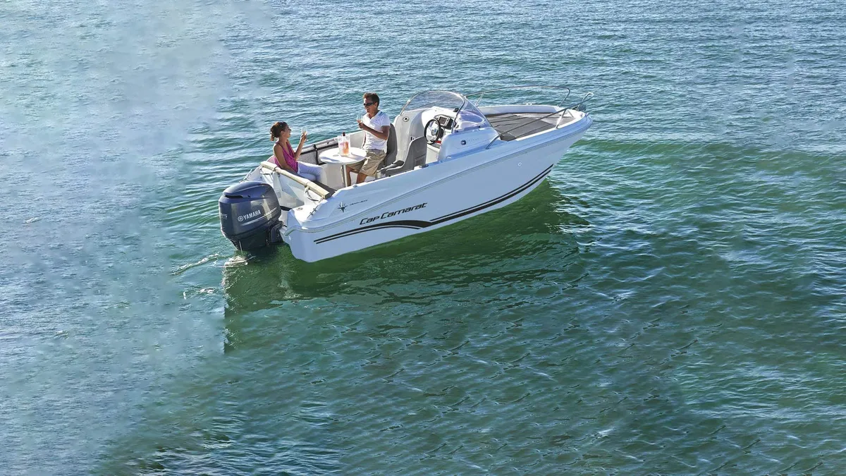 Jeanneau Cap Camarat 5.5 WA: Boat cruising at sea with a couple