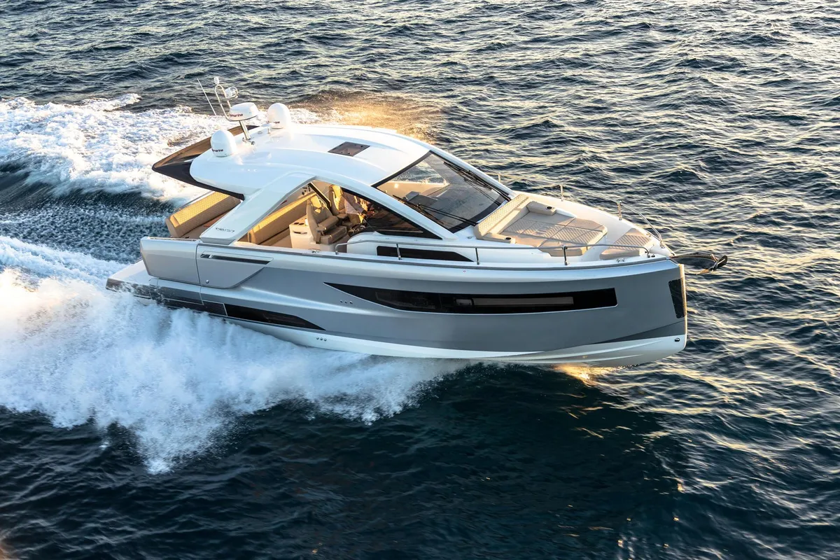 Jeanneau DB/37 IB: Boat cruising at sea