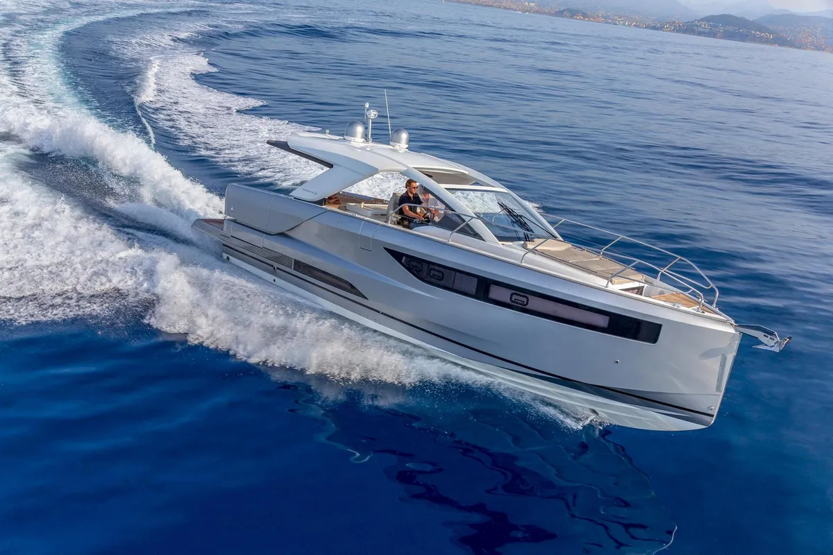 Jeanneau DB/43 IB: Boat cruising at sea