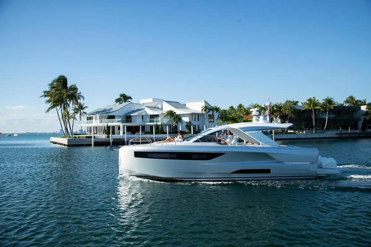 Jeanneau DB/43 OB: Boat cruising past a villa