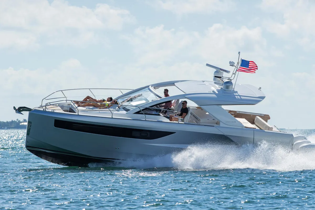 Jeanneau DB/43 OB: Schnellbootfahrt auf dem Meer