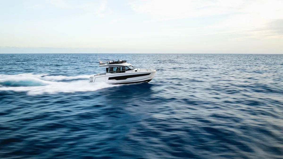 Jeanneau Merry Fisher 1095 Fly Série2: Bootsfahrt auf dem Meer