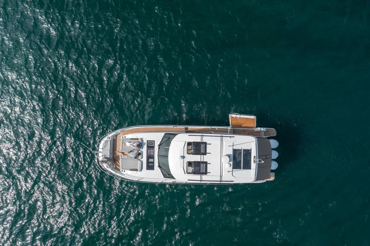 Jeanneau Merry Fisher 1295 Coupé: Aerial view of a boat cruising at sea