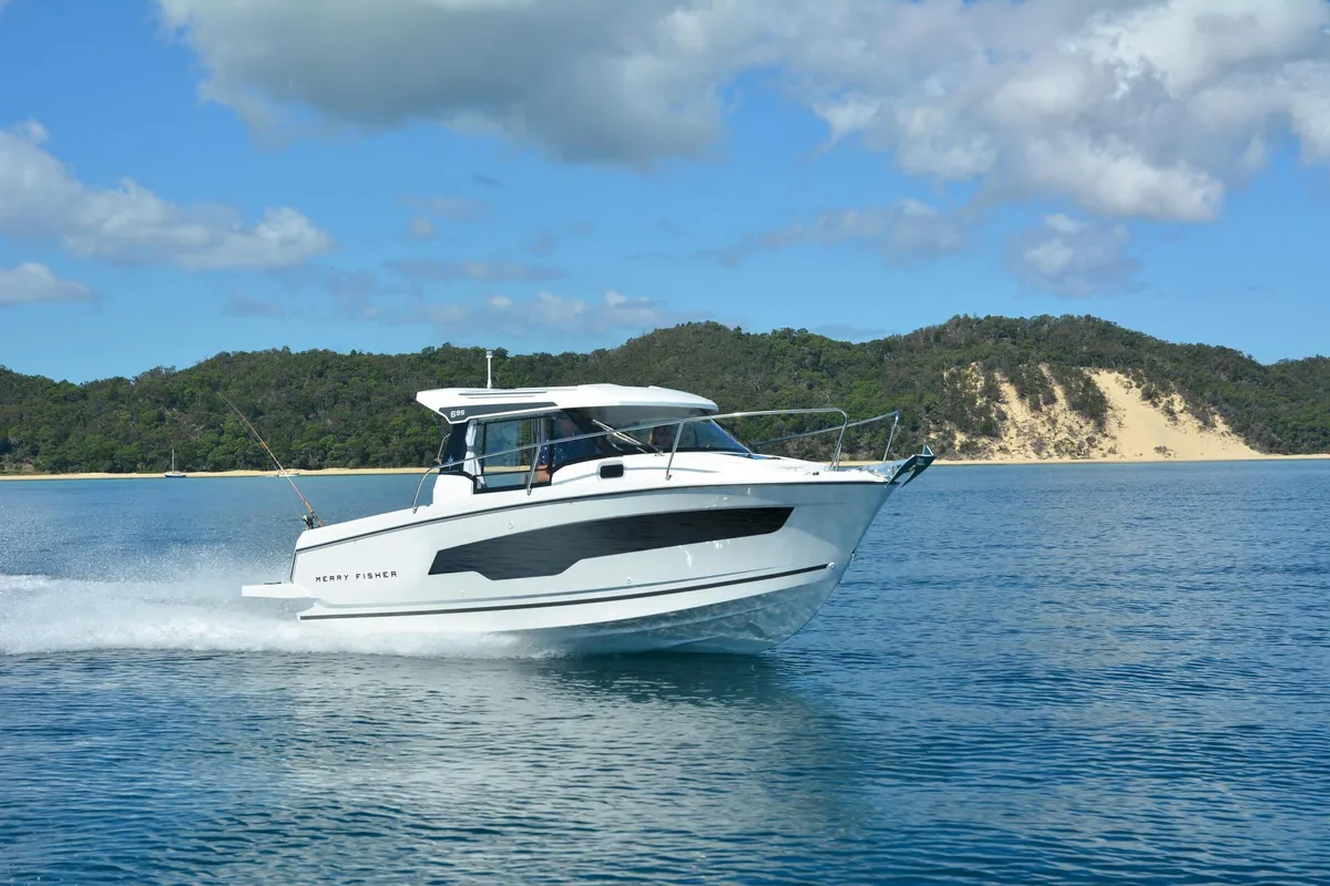 Jeanneau Merry Fisher 695: Boat cruising at sea