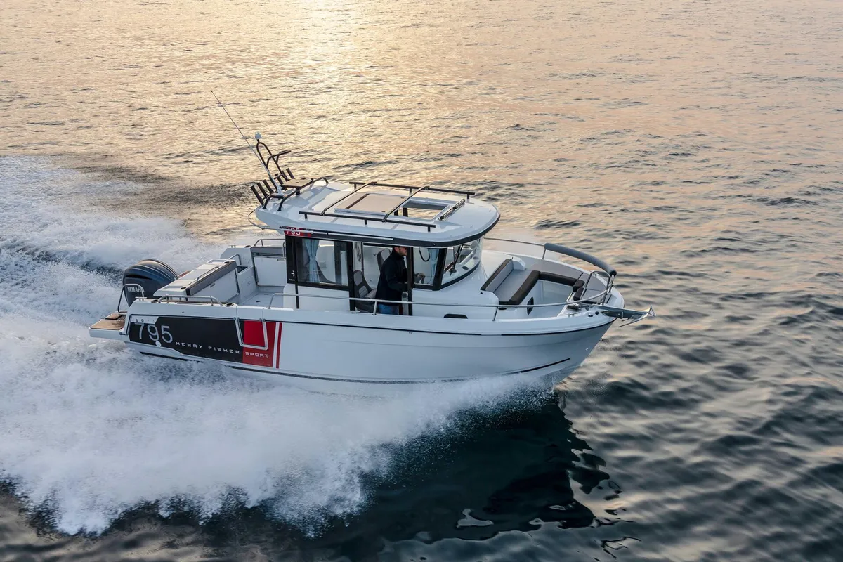 Jeanneau Merry Fisher 795 Sport: Boat cruising at sea with a wake