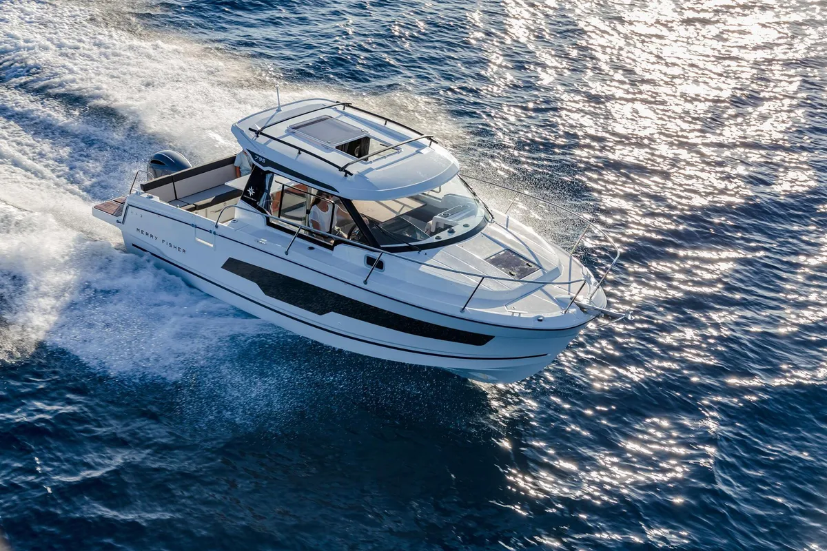 Jeanneau Merry Fisher 795: Bootsfahrt auf dem Meer