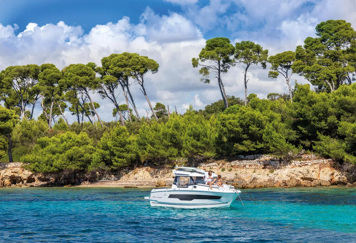 Jeanneau Merry Fisher 795: Boat off the coast with trees