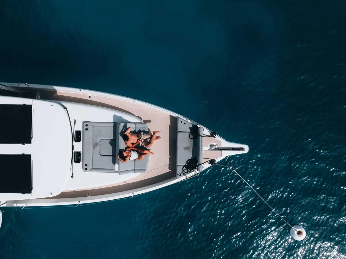 Jeanneau Sea Loft 480: Bird’s-eye view of a boat at sea