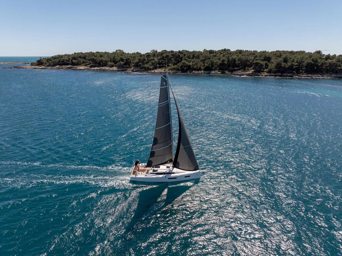 Jeanneau Sun Odyssey 350: Segelboot vor der Küste