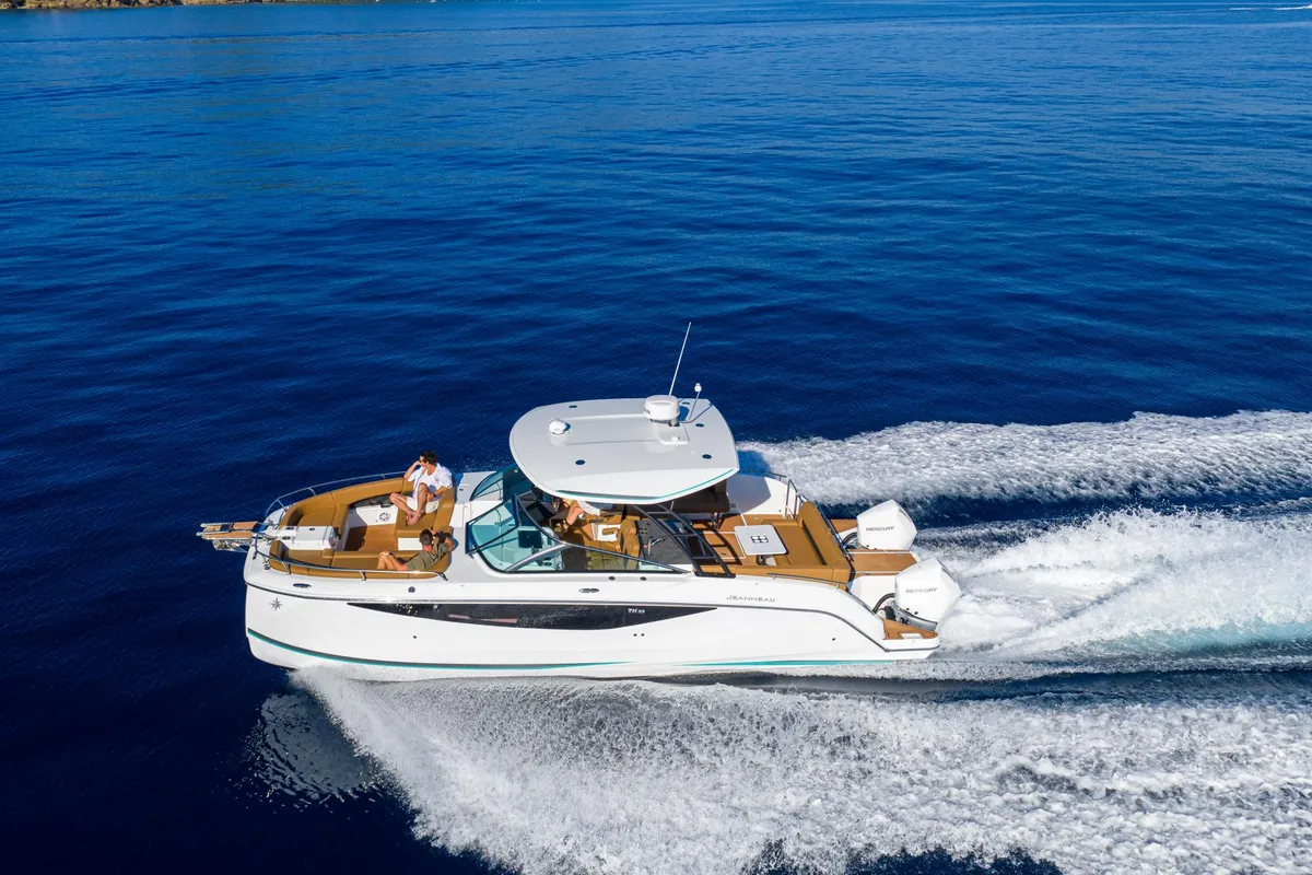Jeanneau TH33: Ein Boot, das auf dem Meer fährt und eine Heckwelle hinter sich herzieht
